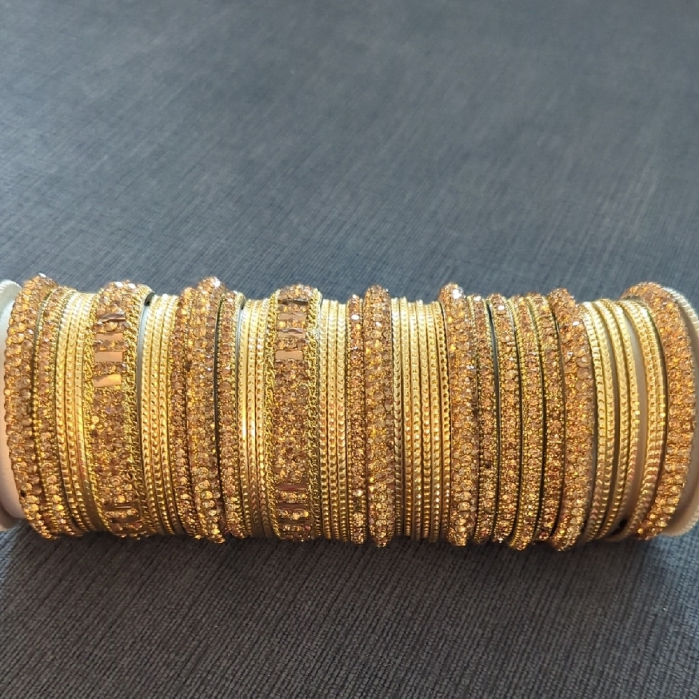 ✨NWT ♥️Elegant Gold Bangle Set indian